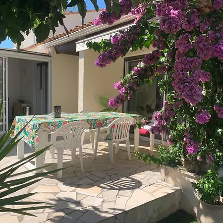 Au Calme A Bed & Breakfast *